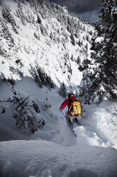 Ein Telemark-Skifahrer springt in Montana in eine enge Rutsche. - AURF00176