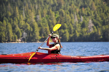 Eine Frau fährt im Sommer auf dem Caples Lake bei Kirkwood, Kalifornien, Kajak. - AURF00181