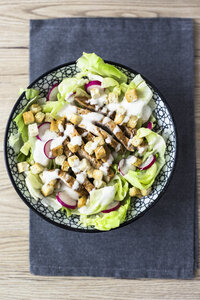 Schüssel mit Caesar-Salat mit Fleisch und rotem Rettich - GIOF04119