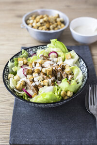 Schüssel mit Caesar-Salat mit Fleisch und rotem Rettich - GIOF04120