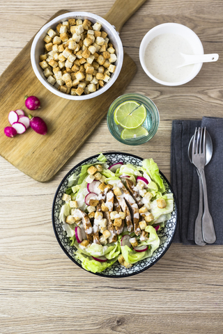 Schüssel mit Caesar-Salat mit Fleisch und rotem Rettich, lizenzfreies Stockfoto