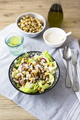 Schüssel mit Caesar-Salat mit Fleisch und rotem Rettich - GIOF04122