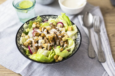 Schüssel mit Caesar-Salat mit Fleisch und rotem Rettich - GIOF04123