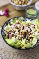 Schüssel mit Caesar-Salat mit Fleisch und rotem Rettich - GIOF04124