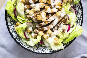Bowl of Caesar salad with meat and red radish - GIOF04125