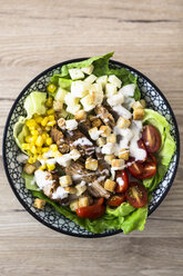 Schüssel mit Caesar-Salat mit Fleisch, Mais und Tomaten - GIOF04126
