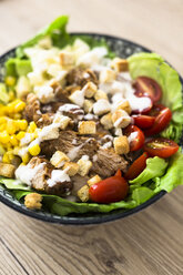 Schüssel mit Caesar-Salat mit Fleisch, Mais und Tomaten - GIOF04127