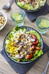 Schüssel mit Caesar-Salat mit Fleisch, Mais und Tomaten - GIOF04129