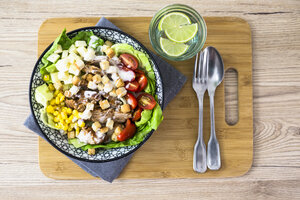 Schüssel mit Caesar-Salat mit Fleisch, Mais und Tomaten - GIOF04131