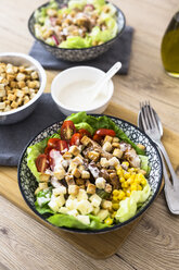 Schüssel mit Caesar-Salat mit Fleisch, Mais und Tomaten - GIOF04132