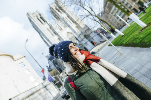 Belgien, Brüssel, Frau mit Winterkleidung vor der Brüsseler Kathedrale - KIJF01995