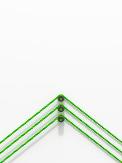 3D-Rendering, Pfeilform aus bunten Fäden, die die Richtung zeigen - AHUF00522
