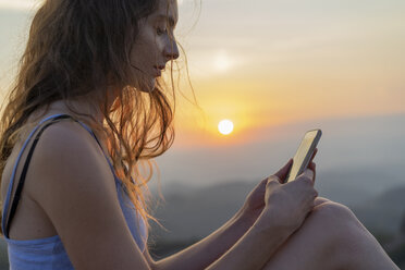 Woman reading on her smartphone - AFVF01381