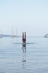 Mann macht Handstand im Wasser - AFVF01393