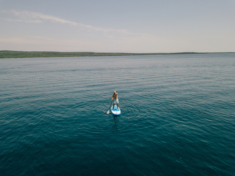 Kroatien, Cres, Adriatisches Meer, Stand up paddle surfing, lizenzfreies Stockfoto