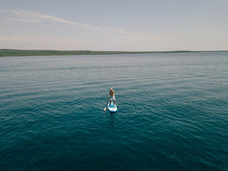 Kroatien, Cres, Adriatisches Meer, Stand up paddle surfing - DAWF00701