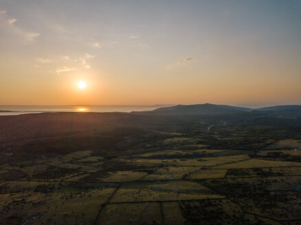 Kroatien, Cres, Adriatisches Meer und Landschaft bei Sonnenaufgang - DAWF00703