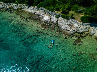 Kroatien, Cres, Adriatisches Meer, Stand up paddle surfing - DAWF00707