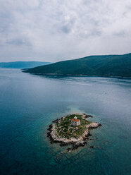 Kroatien, Cres, Adriatisches Meer, Luftaufnahme der Insel mit Leuchtturm - DAWF00711