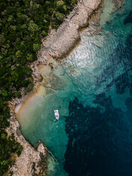 Kroatien, Cres, Adriatisches Meer, Luftaufnahme eines Bootes in einer Bucht - DAWF00717