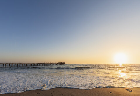 Namibia, Namibia, Swakopmund, Blick auf Steg und Atlantik bei Sonnenuntergang - FOF10030