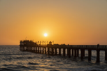 Namibia, Namibia, Swakopmund, Blick auf Steg und Atlantik bei Sonnenuntergang - FOF10032