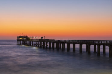 Namibia, Namibia, Swakopmund, Blick auf Steg und Atlantik bei Sonnenuntergang - FOF10033