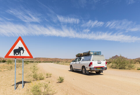 Namibia, Erongo-Region, Geländewagen auf Sandpiste, Wildwechselschild mit Elefant - FOF10034