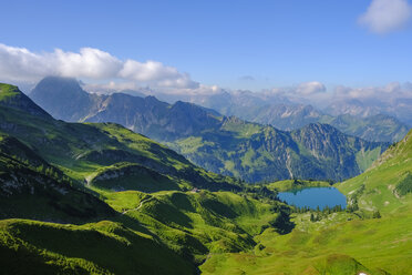 Deutschland, Bayern, Allgäuer Alpen, Oberstdorf, Blick vom Zeigersattel zum Seealpsee mit Hoefats - SIEF07868