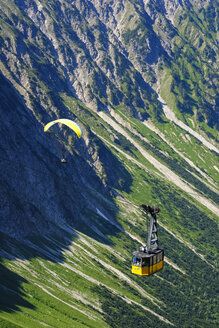 Deutschland, Bayern, Allgäu, Allgäuer Alpen, Tandem-Gleitschirm und Nebelhorn-Seilbahn - SIE07871