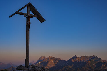 Germany, Bavaria, Allgaeu, Allgaeu Alps, field cross at Lake-Rappensee in the evening light - WGF01215