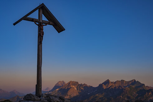 Deutschland, Bayern, Allgäu, Allgäuer Alpen, Feldkreuz am Rappensee im Abendlicht - WGF01215