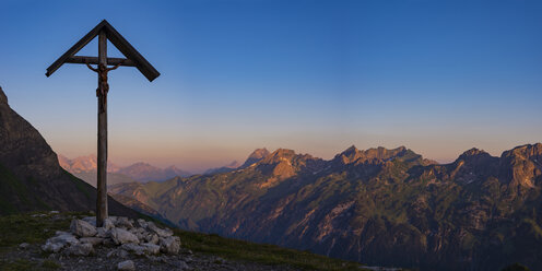 Germany, Bavaria, Allgaeu, Allgaeu Alps, panoramic view of field cross at Lake-Rappensee in the evening light - WGF01216