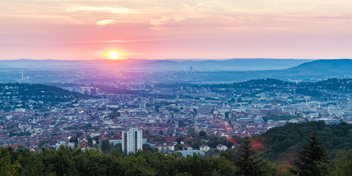 Deutschland, Baden-Württemberg, Stadtbild von Stuttgart bei Sonnenaufgang, Blick vom Birkenkopf - WDF04785