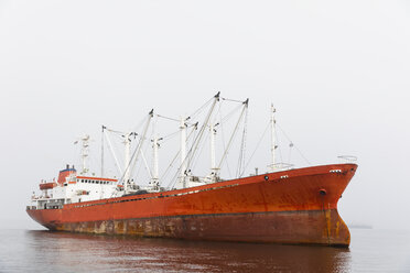 Namibia, Walvis Bay, rotes Frachtschiff - FOF10044