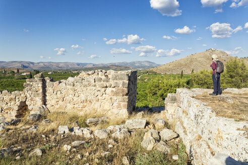 Griechenland, Peloponnes, Argolis, Tiryns, archäologische Stätte, kyklopisches Mauerwerk, Burgmauer, Tourist mit Blick auf die Aussicht - MAMF00193