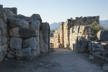 Griechenland, Peloponnes, Argolis, Tiryns, archäologische Stätte, Burgtor, Zyklopenmauerwerk - MAMF00199