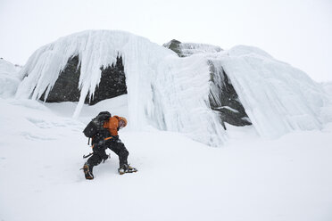 Ein Mann beim Eisklettern in der Tuckerman's Ravine auf dem Mt. Washington in den White Mountains von New Hampshire - AURF00201