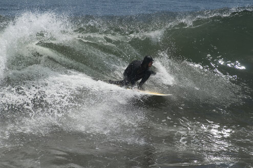 Ein Mann in einem Neoprenanzug beim Surfen an der Punta de Lobos, Pichilemu, Chile. - AURF00219