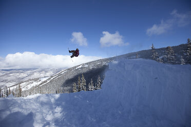 Ein männlicher Snowboarder, der sich bei einem Sprung in Colorado überschlägt. - AURF00234