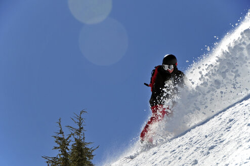 Ein männlicher Snowboarder macht einen großen Powder-Turn im Backcountry von Kirkwood, CA. - AURF00243