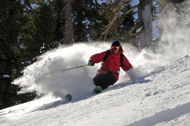 Ein männlicher Skifahrer macht einen großen Powder-Turn im Backcountry von Kirkwood, CA. - AURF00244