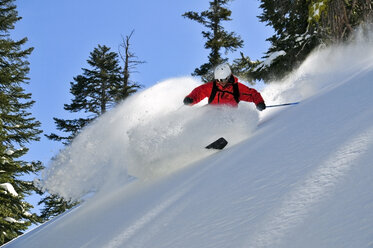 Ein männlicher Skifahrer macht einen großen Powder-Turn im Backcountry von Kirkwood, CA. - AURF00245