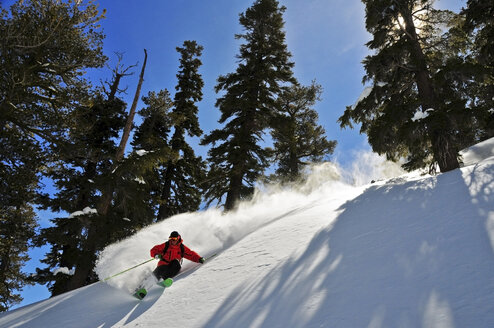 Ein männlicher Skifahrer macht einen großen Powder-Turn im Backcountry von Kirkwood, CA. - AURF00246