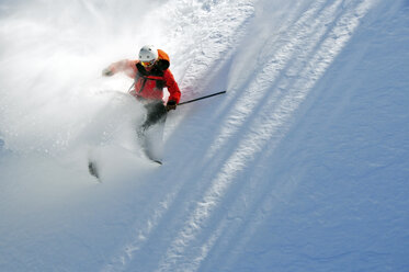 Ein männlicher Skifahrer macht einen großen Powder-Turn im Backcountry von Kirkwood, CA. - AURF00247