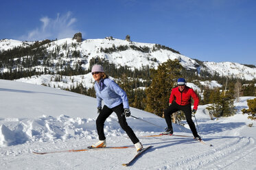 Ein Mann und eine Frau fahren Langlaufski im Kirkwood Mountain Resort, Kalifornien. - AURF00249