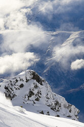 Ein männlicher Snowboarder zieht eine Kurve im Tiefschnee beim Snowboarden auf einer Bergkette in Queenstown, Neuseeland. - AURF00251