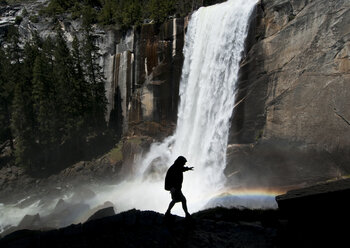 Ein Mann wandert auf dem Mist Trail zum Vernal Fall im Yosemite National Park, Kalifornien. - AURF00254