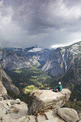 Junge Frau beim Wandern auf dem Yosemite Falls Trail, Yosemite National Park, CA - AURF00272