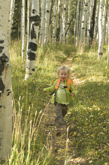 Junges Mädchen beim Wandern auf dem Engineer Trail im Herbst, San Juan National Forest, Durango, Colorado. - AURF00273